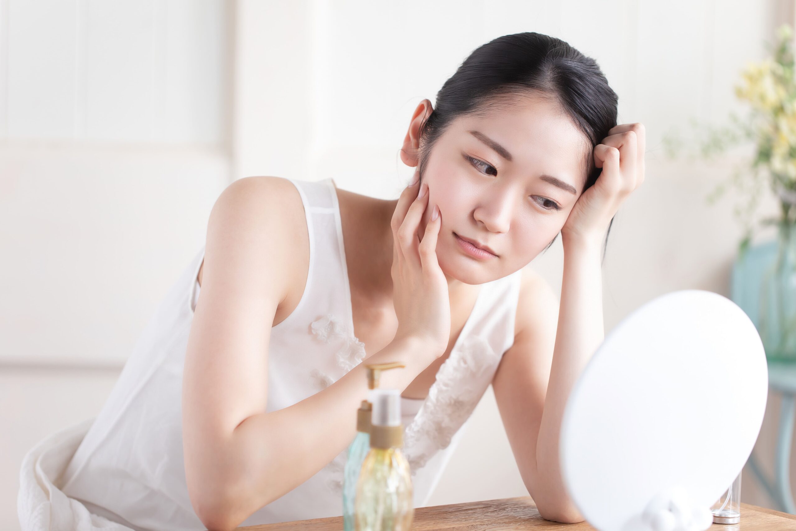 「頬のたるみ、目の下のくま、シミ、丸顔…。