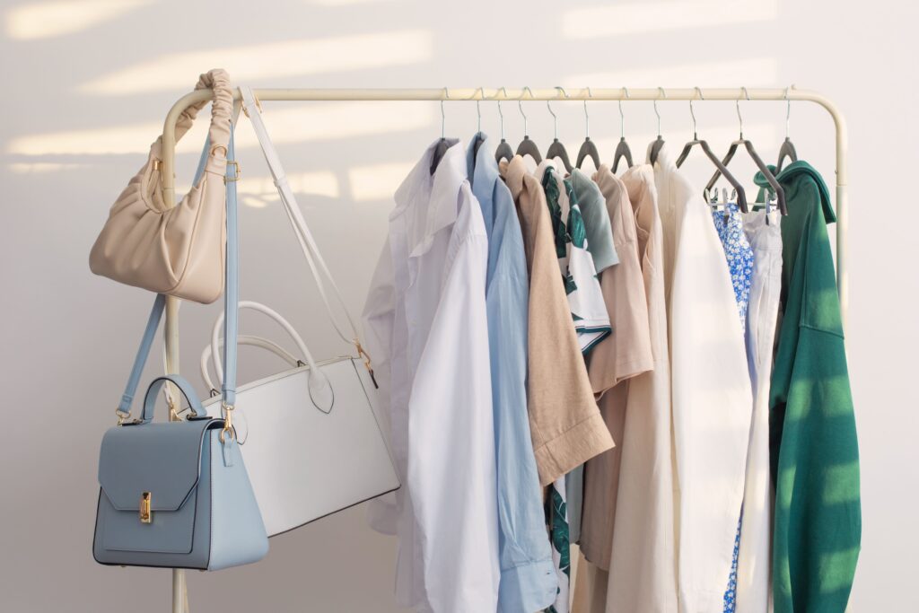洋服レンタルを活用するようになってからは、
着回しに悩むこともなくなり、
「自分では買わないような色やデザイン」にも挑戦できるようになりました。